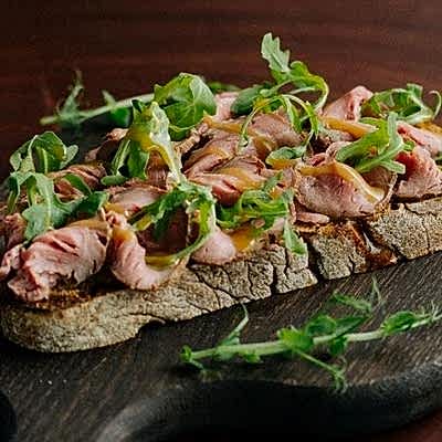 Блюдо от шеф-повара: Королевская брускетта с сыровяленым гусем, хурмой и сыром дор блю